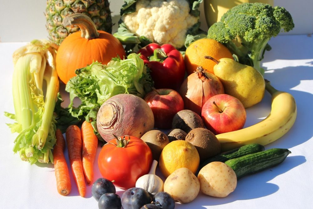 Amas de fruits et de légumes sur une table